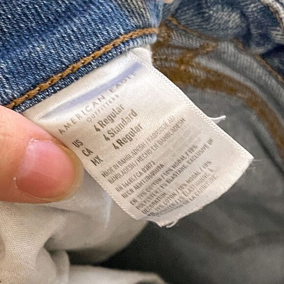 American Eagle Distressed Curvy Mom Jeans Size 4 - Picture 8 of 10